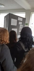 Alunos visitando a exposição sobre Saramago