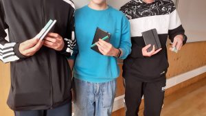 canetas e blocos nas mãos dos alunos -prémios