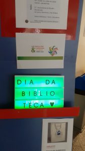 expositor com mensagens "Dia da Biblioteca"