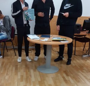 Alunos mostrando um livro